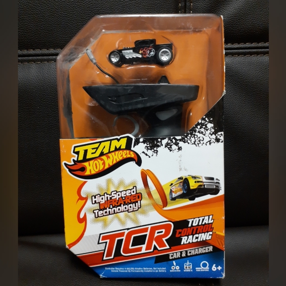 Hot Wheels Team Total Control Race Car Charger With Bone Shaker Rally Car 2011